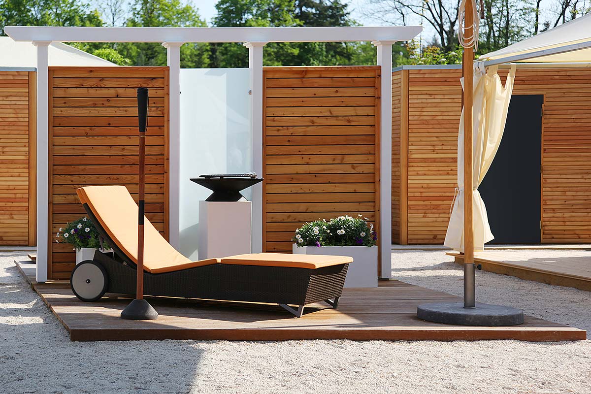 Holz im Garten Holzliege im Garten